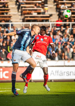 Mattias Östberg, Djurgården, nickar bort en boll från