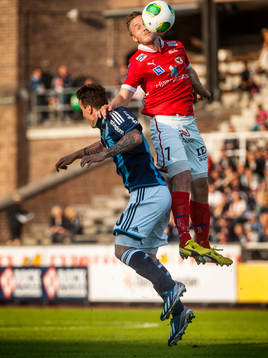 Mats Solheim, Kalmar FF, gör en nick ovanför Erton