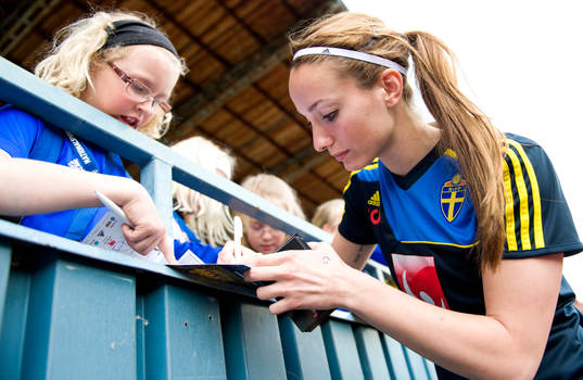 Kosovare Asllani, Sverige, signerar bilder