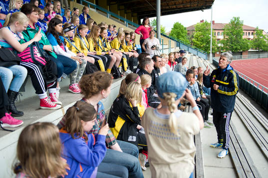 Pia Sundhage, förbundskapten Sverige, pratar med