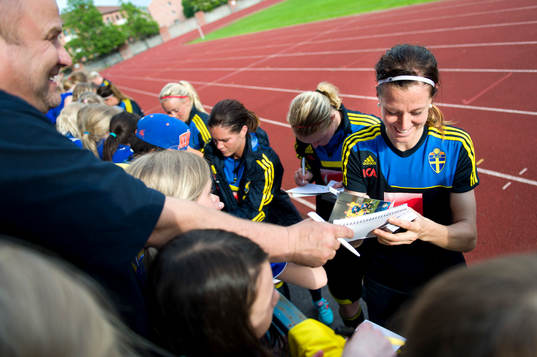 Lotta Schelin, Sverige, skriver autografer