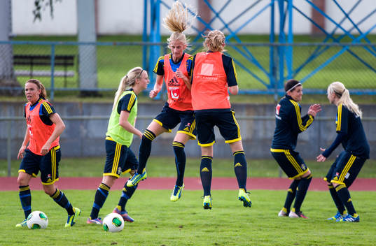 Sofia Jakobsson, värmer upp innan träningen