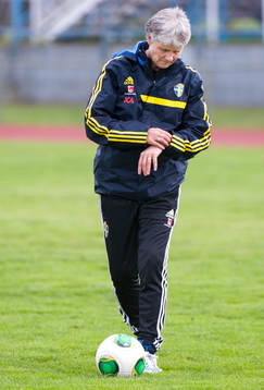 Pia Sundhage, förbundskapten Sverigem tittar på klockan