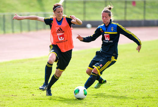 Lotta Schelin jagas av Lina Nilsson, Sverige