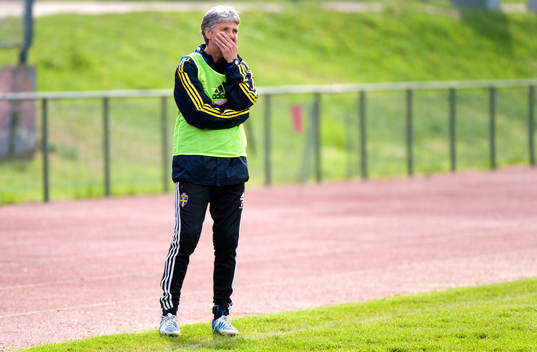 Pia Sundhage, förbundskapten, Sverige, tar sig för