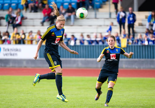 Emmelie Konradsson, Sverige, nickar mot mål