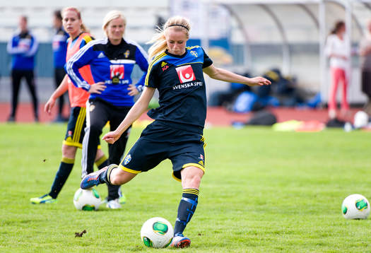 Amanda Ilestedt, Sverige, skjuter mot mål