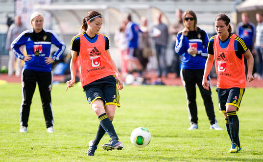 Lotta Schelin, Sverige, skjuter mot mål