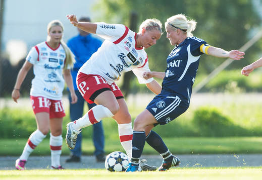 Dribbling, en Halmia-spelare utmanar en Hessleholms-tjej