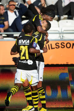 Nabil Bahoui, AIK jublar med lagkamraterna