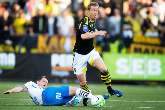 Per Karlsson, AIK springer ifrån Gunnar Heidar