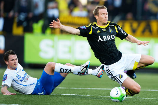 Per Karlsson, AIK springer ifrån Gunnar Heidar