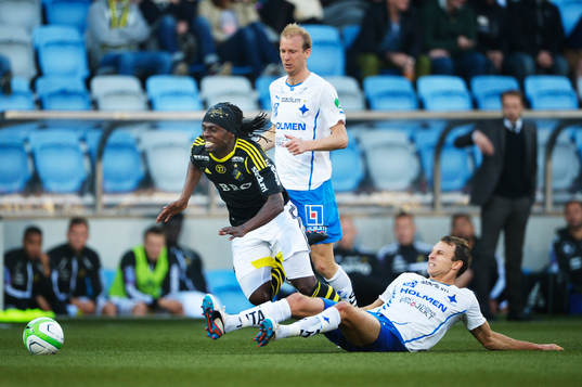 Martin Kayongo-Mutumba, AIK glidtacklas av Marcus Falk