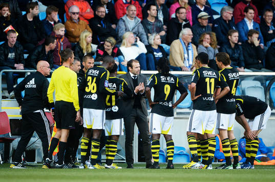Andreas Alm, tränare AIK ger instruktioner