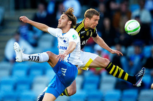 Christoffer Nyman, IFK Norrköping, i kamp om bollen med