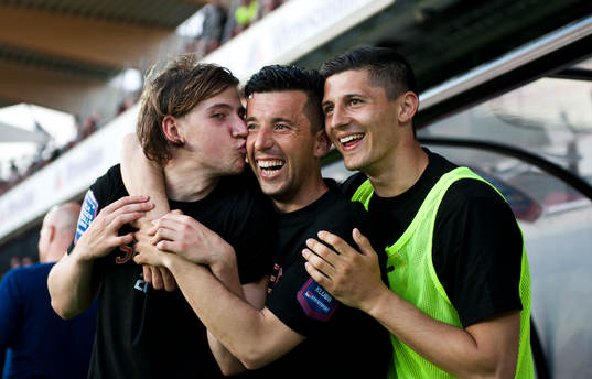 Darjan Bojanic, Denis Velic och Elmin Nurkic, jublar