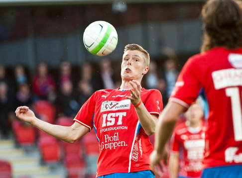 Marcus Bergholtz, Öster, tar ner bolen på bröstet