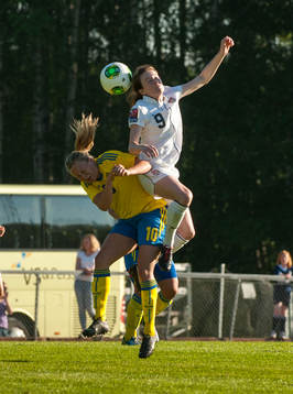 Fanny Andersson, Sverige, och Rose Lavelle, USA, i en