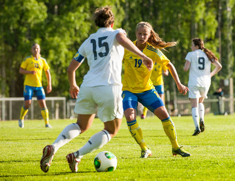 Cari Roccaro, USA, försöker ta sig förbi Madeleine