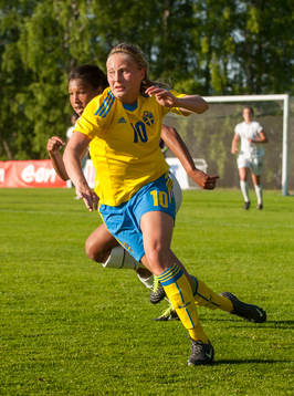 Fanny Andersson, Sverige. Bakom springer Margaret Purce, USA