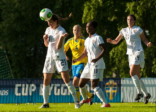 Andi Sullivan, USA, nickar bort bollen från eget