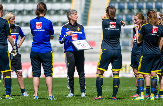 Pia Sundhage, förbundskapten Sverige, har genomgång med