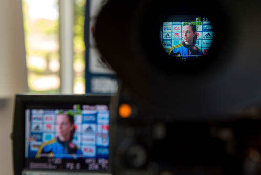 Lotta Schelin, Sverige, blir intervjuad av TV4