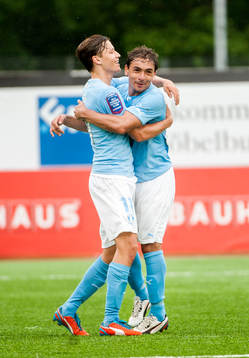 Simon Thern, och Ricardinho, Malmö FF, omfamnar varandra