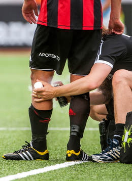 Mauricio Albornoz, Brommapojkarna, får kylspray på knäet