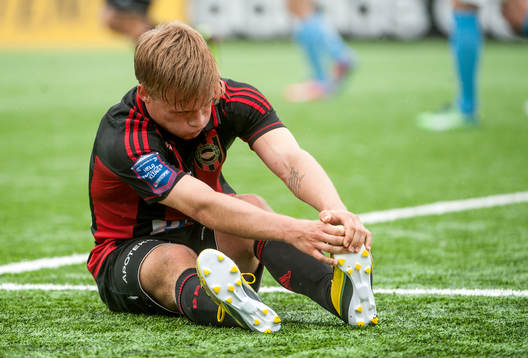 Nicklas Bärkroth, Brommapojkarna, tar sig om foten