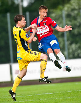 Tobias Bratt, Örgryte, dras ner av Jonas Nilsson,