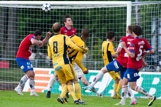 Mikael Dahlgren, Ängelholm, skickar in bolen över