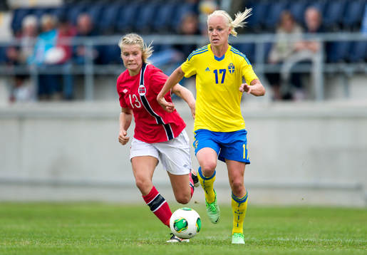 Caroline Seger, Sverige, jagas av Ada Stolsmo Hegerberg,