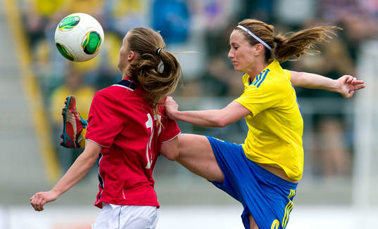 Kosovare Asllani, Sverige, gör en hög spark framför en