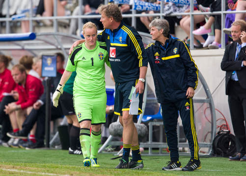 Kristin Hammarström, målvakt, Sverige, pratar med Mikael