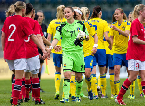 Sofia Lundgren, målvakt, Sverige, tackar de norska spelarna