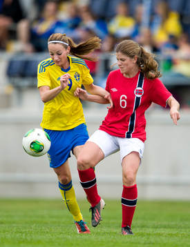 Närkamp mellan Kosovare Asllani, Sverige, och Maren