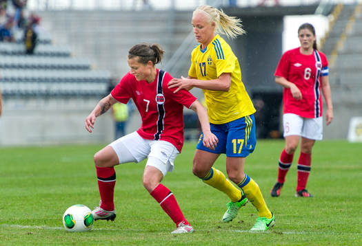 Trine Rønning, Norge, utmanas av Caroline Seger, Sverige