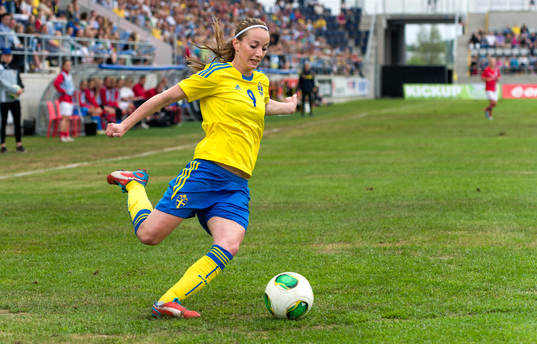 Kosovare Asllani, Sverige, laddar för skott