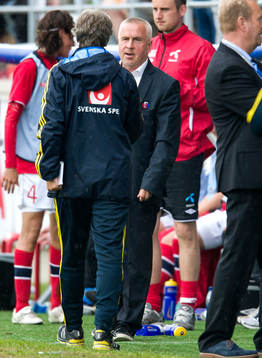 Even Pellerud, förbundskapten Norge, tackar Pia Sundhage,