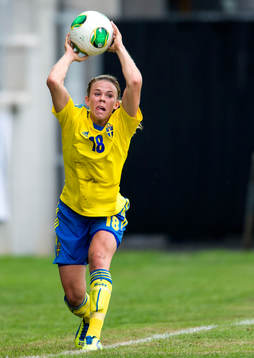 Jessica Samuelsson, Sverige, kastar inkast
