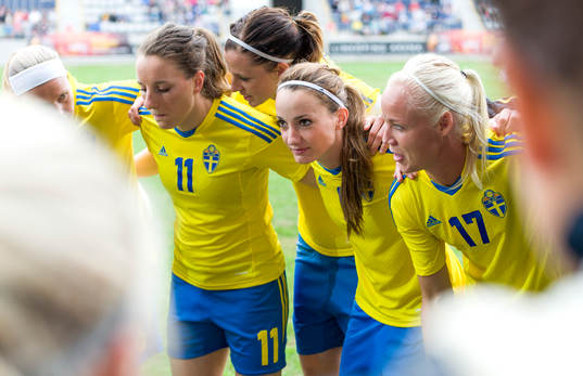 Kosovare Asllani, Sverige, laddar innan matchen med