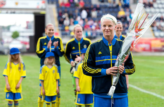 Nilla Fischer, Sverige, spelar sin 100:e landskamp
