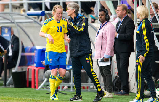 Marie Hammarström, Sverige, klappas om av Pia Sundhage,