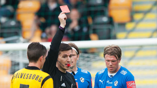 Utvisning, domaren Bojan Pandzic ger rött kort till