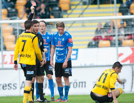 Utvisning, domaren Bojan Pandzic ger rött kort till