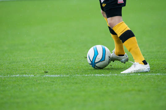 Fot, boll, fotbollsskor, bollkontroll, gräsmatta