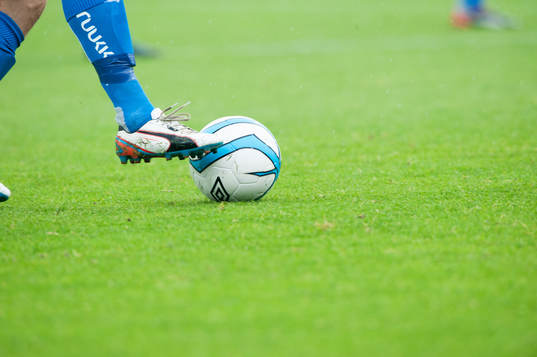 Fot, boll, fotbollsskor, bollkontroll, gräsmatta