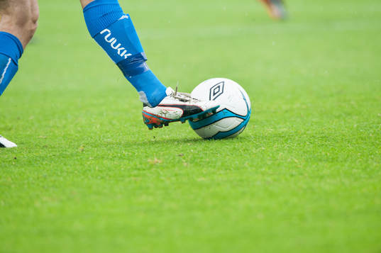 Fot, boll, fotbollsskor, bollkontroll, gräsmatta