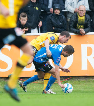 Daniel Nilsson, Mjällby trycker Kristinn Steindorsson,